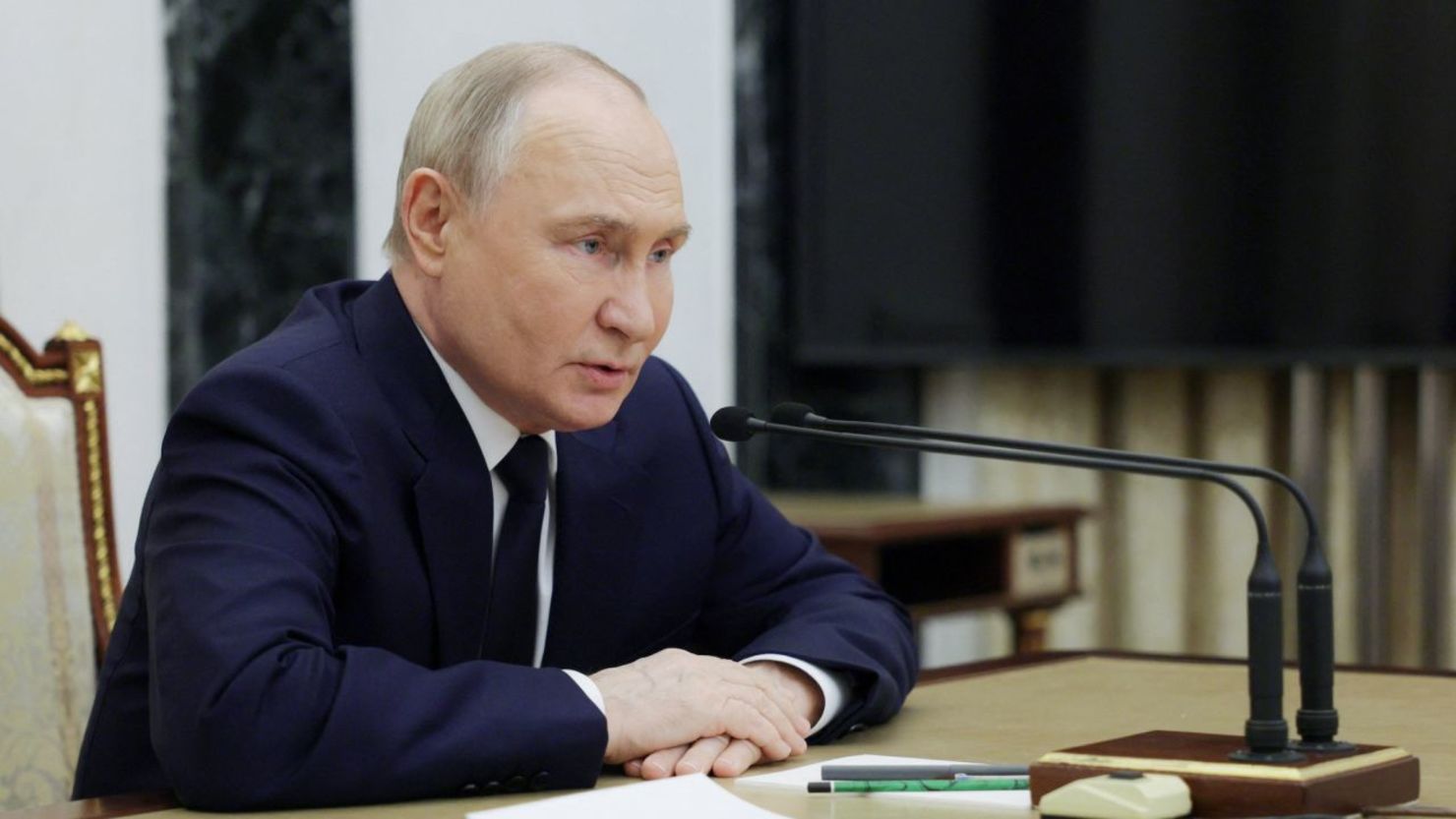 El presidente de Rusia, Vladimir Putin, preside una reunión sobre el desarrollo del complejo industrial militar ruso en Moscú el 15 de mayo, un día antes de su llegada a Beijing. Crédito: Gavriil Grigorov/Pool/Sputnik/Reuters/Archivo