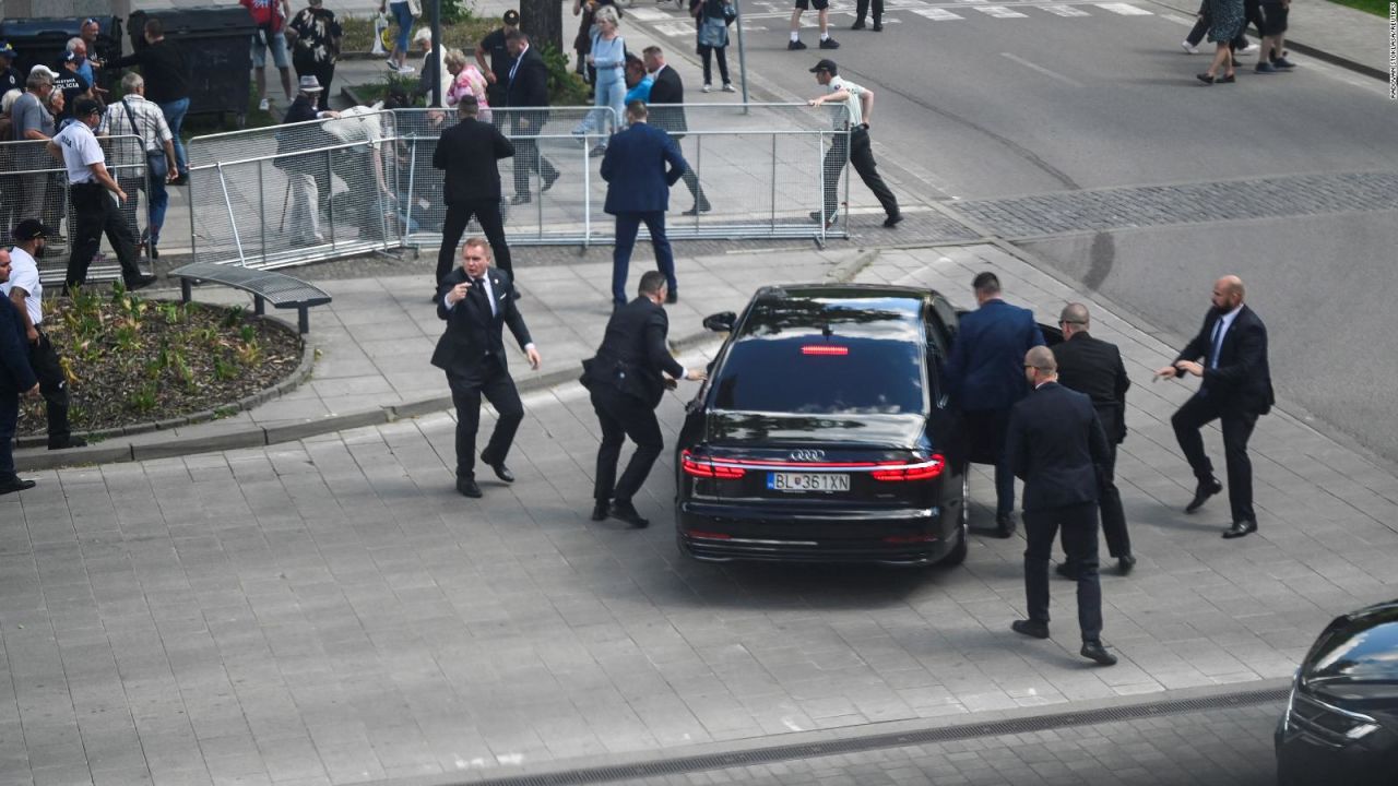 Agentes de seguridad trasladan en coche al primer ministro de Eslovaquia, Robert Fico, tras el intento de asesinato en Handlova, Eslovaquia, el miércoles 15 de mayo. Crédito: Radovan Stoklasa/Reuters