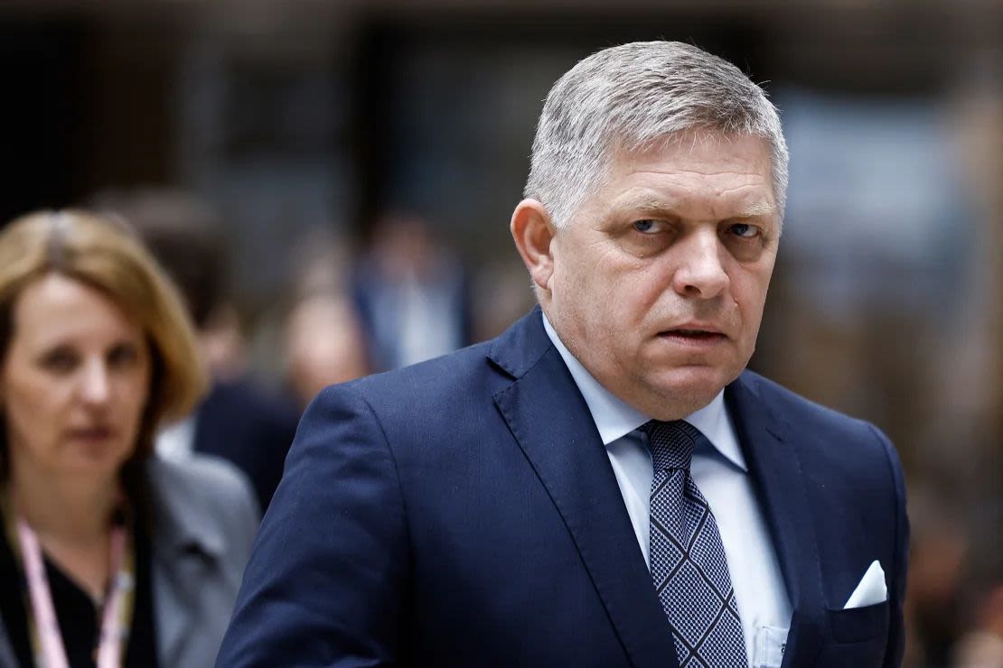 El primer ministro de Eslovaquia, Robert Fico, camina durante la cumbre del Consejo Europeo en la sede de la UE en Bruselas, el 18 de abril de 2024.