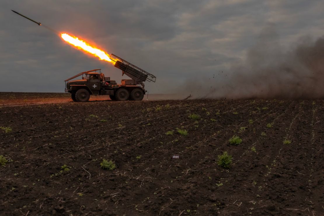 Militares ucranianos de la 92ª Brigada de Asalto disparan lanzacohetes múltiples BM-21 "Grad" hacia posiciones rusas, en la región de Járkiv, el 15 de mayo de 2024.