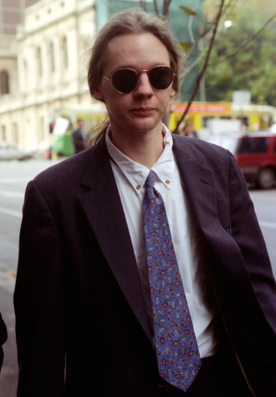 Julian Assange abandona un tribunal de Melbourne después de enfrentar cargos de piratería informática, en 1995. Ian Kenins/The AGE/Fairfax Media/Getty Images