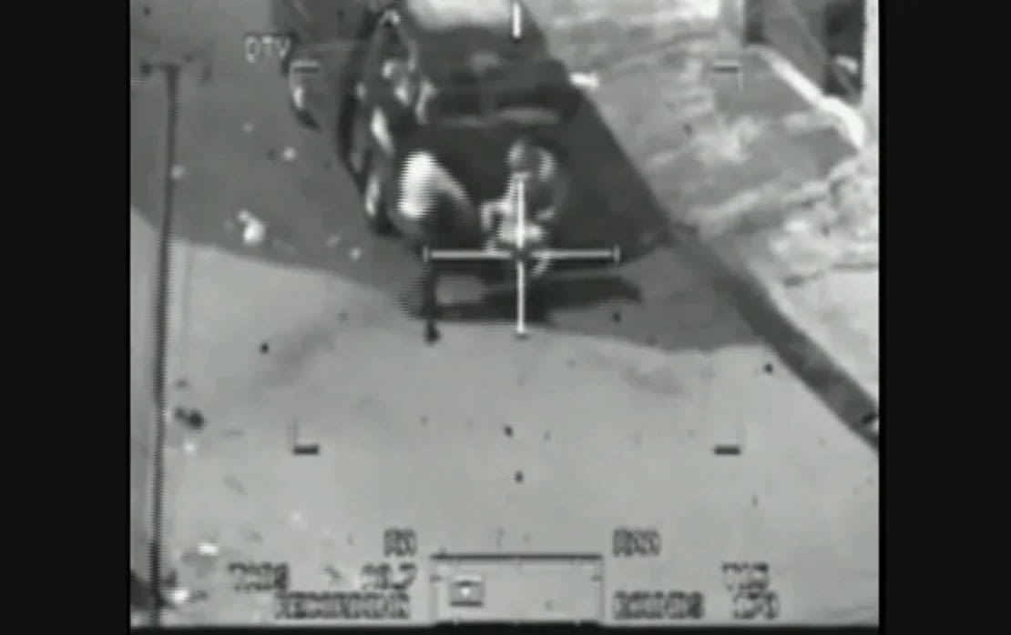 Una imagen tomada de imágenes militares clasificadas de EE.UU. muestra a un iraquí herido siendo cargado en una camioneta durante un ataque de helicópteros Apache, en 2007, según lo publicado por WikiLeaks a Reuters, el 5 de abril de 2010. WikiLeaks/Reuters