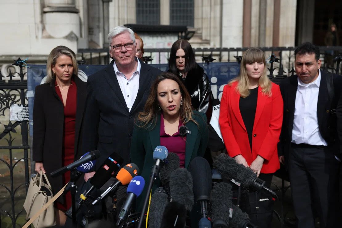 Stella Assange, esposa del fundador de WikiLeaks, Julian Assange, pronuncia un discurso frente a los Tribunales Reales de Justicia, el Tribunal Superior de Gran Bretaña, en el centro de Londres, el 26 de marzo de 2024. Daniel Leal/AFP/Getty Images