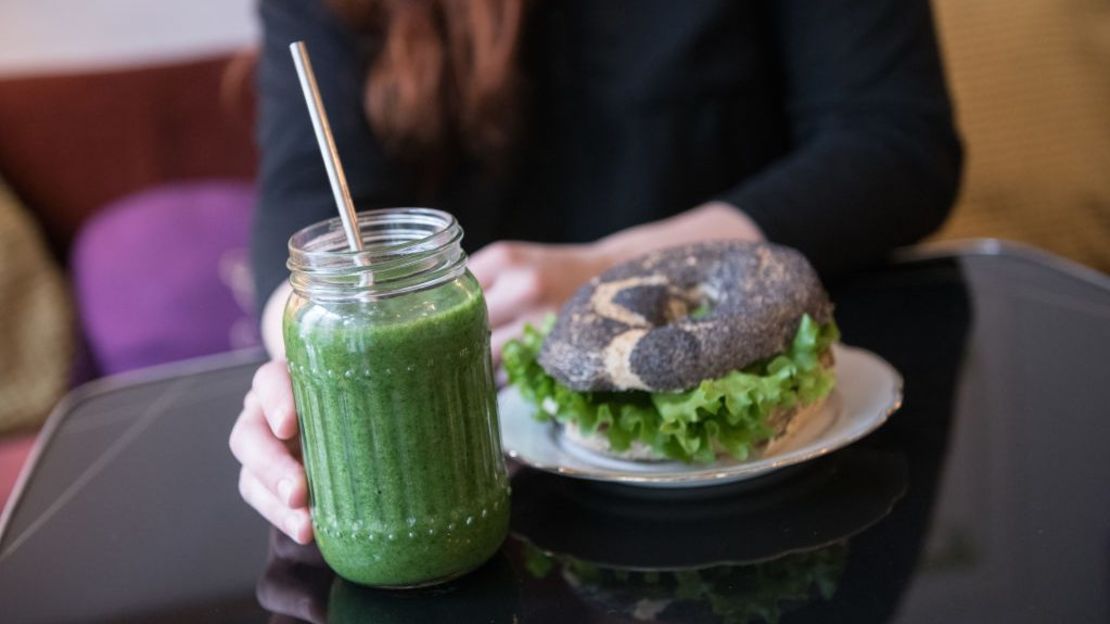 Un bagel vegano y un batido verde en el café vegano No Milk Today el 27 de enero de 2018 en Berlín, Alemania. (Foto: Steffi Loos/Getty Images).