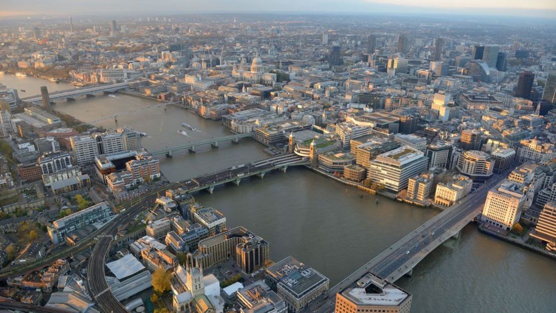 Esta ruta hacia el aeropuerto londinense de Heathrow ofrece unas vistas privilegiadas del río Támesis. Crédito: Frédéric Soltan/Corbis/Getty Images