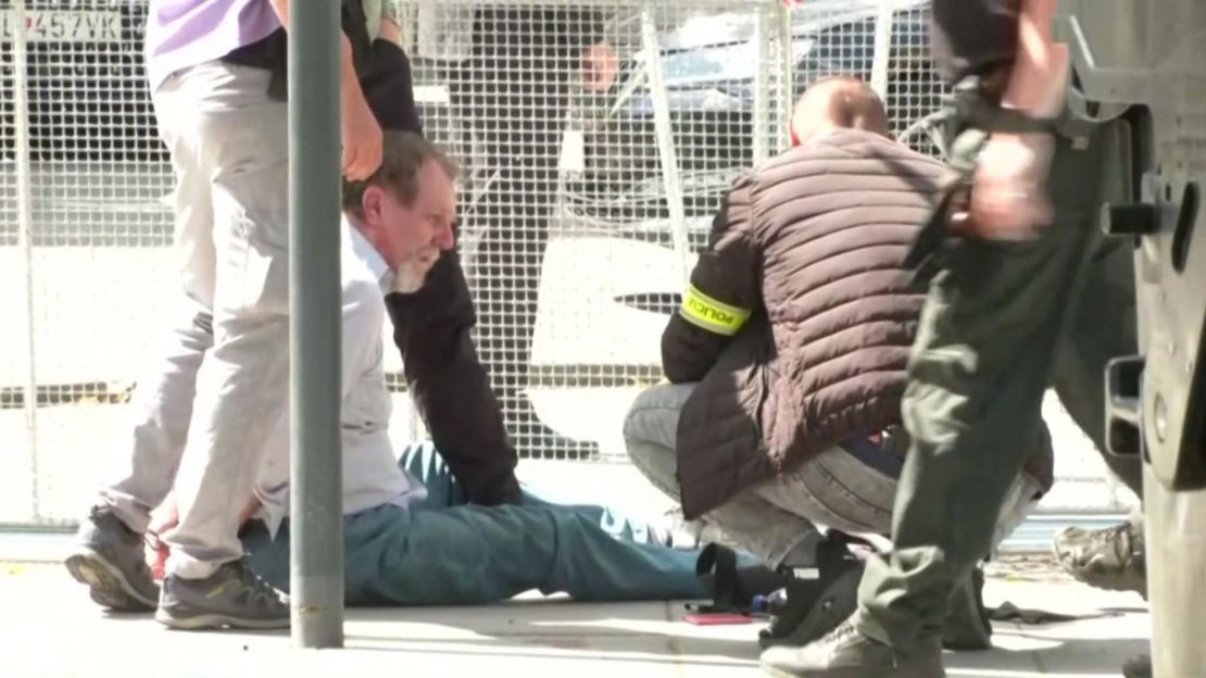 Esta imagen tomada de un video obtenido por AFPTV muestra al personal de seguridad deteniendo a un presunto atacante después de que el primer ministro de Eslovaquia recibiera varios disparos en Handlova el 15 de mayo de 2024.