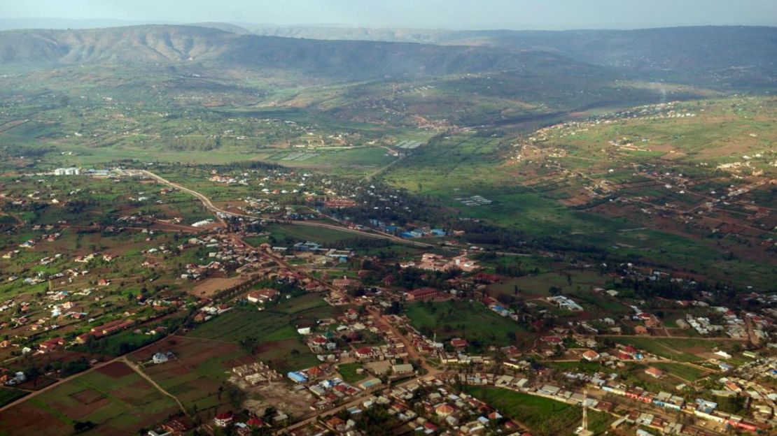 Volar a Kigali ofrece fantásticas vistas de la verde campiña ruandesa. Crédito: Colección 506/Alamy Stock Photo