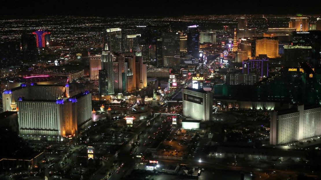 Los vuelos nocturnos a Las Vegas muestran el neón del Strip en todo su esplendor. Crédito: Tom Szczerbowski/Getty Images