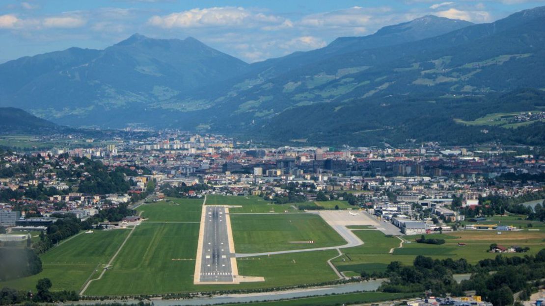 Hay que sobrevolar las montañas circundantes para aterrizar en Innsbruck. Crédito: Robert Buchel/Alamy Stock Photo