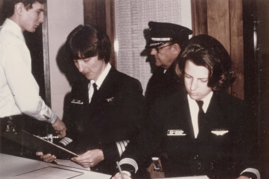 Rippelmeyer y la capitana Emilie Jones antes de un vuelo con Air Illinois, en el que se convirtieron en la primera tripulación íntegramente femenina de un vuelo regular en Estados Unidos. Crédito: Cortesía de Lynn Rippelmeyer