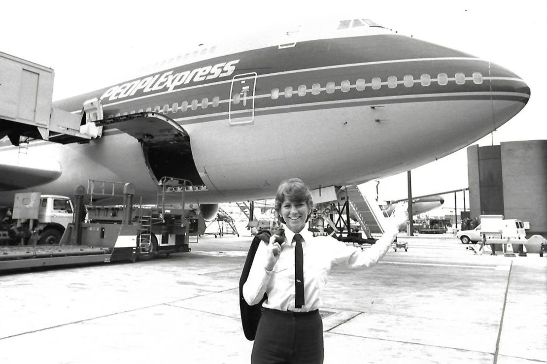 Mientras trabajaba para People Express, Rippelmeyer se convirtió en la primera mujer en pilotar un Boeing 747 transoceánico. Crédito: Cortesía de Lynn Rippelmeyer