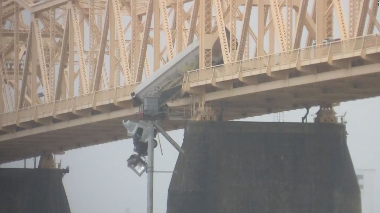 CNNE 1692595 - vehiculo casi cae de un puente tras un choque multiple