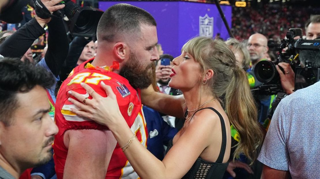 Taylor Swift abrazando a su novio Travis Kelce después de un partido de playoffs de los Chiefs en enero. Crédito: Ezra Shaw/Getty Images