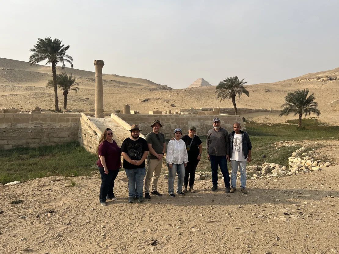 El equipo de investigación frente al Templo del Valle de Unas, que habría actuado como puerto fluvial en el antiguo Egipto. Crédito: Eman Ghoneim.