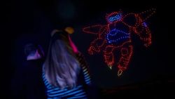 CNNE 1692724 - ¡magia en disney! drones iluminaran el cielo con un espectaculo nocturno