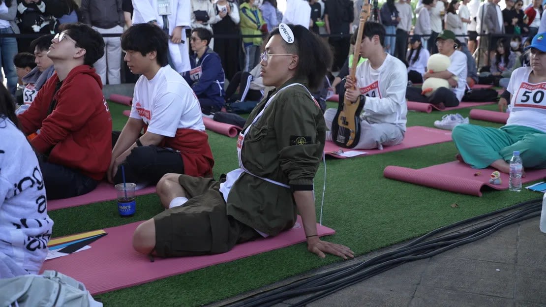 El YouTuber Kim Seok-Hwan, de 26 años, se desconecta mientras participa en la competencia anual Space-out celebrada el domingo en Seúl.