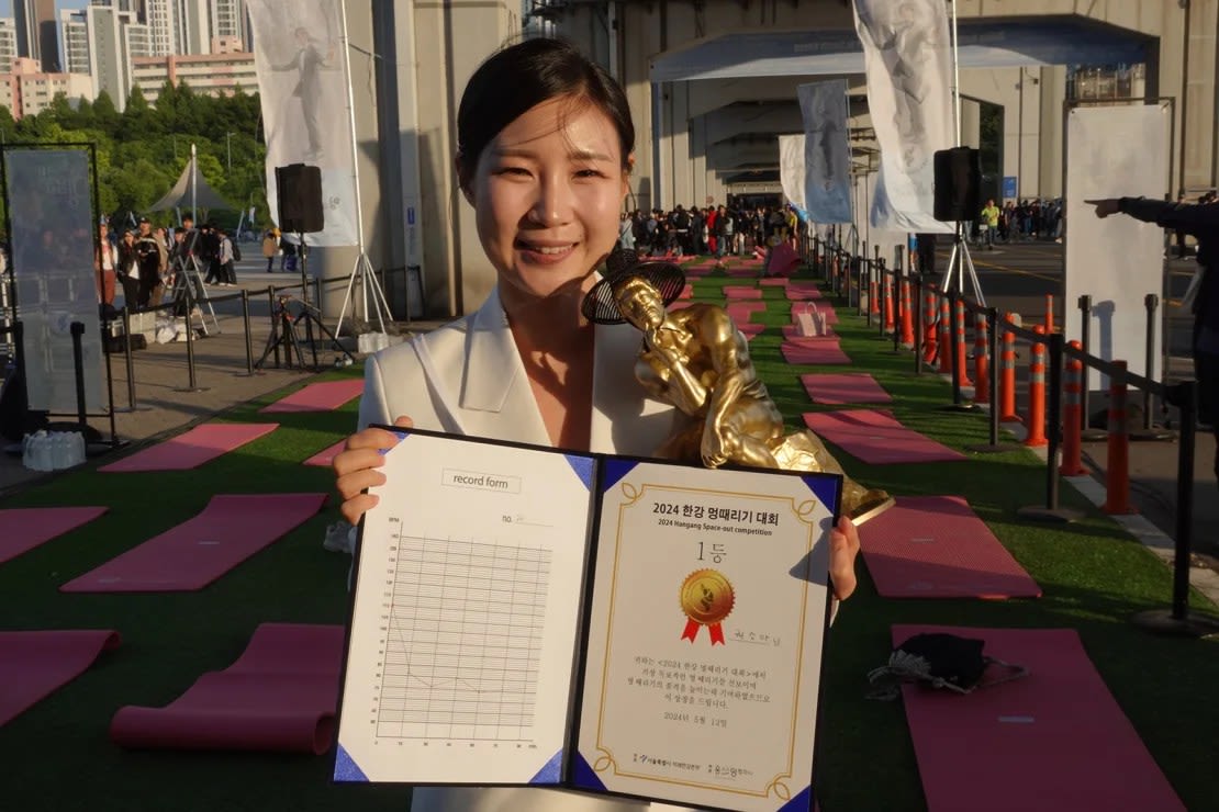 La locutora independiente Kwon So-a ganó la competencia de este año en Seúl y se llevó a casa un trofeo con la forma de la escultura "El Pensador" de Auguste Rodin. Crédito: Charlie Miller/CNN.