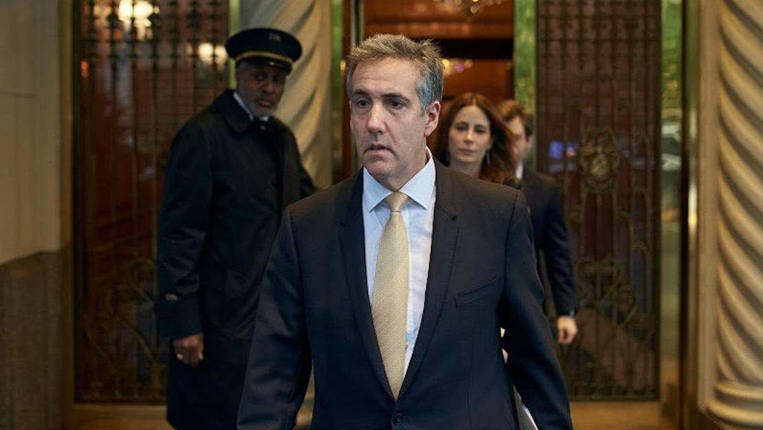 Michael Cohen sale de su edificio de apartamentos de camino al tribunal penal de Manhattan el 16 de mayo de 2024.