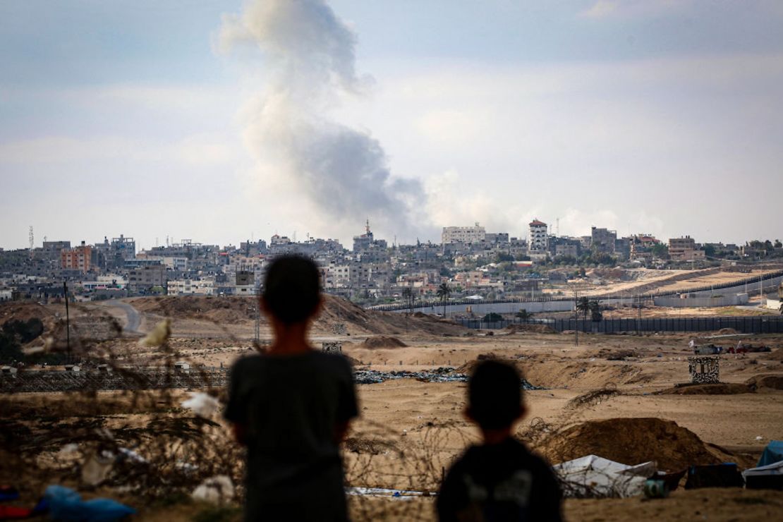 Unos niños observan el humo que sale de los ataques israelíes al este de Rafah, en el sur de la Franja de Gaza, el 13 de mayo de 2024, en medio del conflicto entre Israel y el grupo militante palestino Hamas.