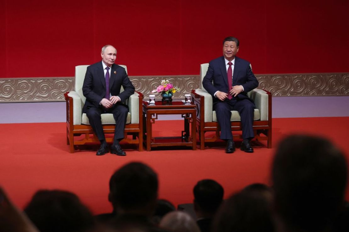 El presidente de Rusia, Vladímir Putin, y el presidente de China, Xi Jinping, asisten a un concierto con motivo del 75 aniversario del establecimiento de relaciones diplomáticas entre Rusia y China, el jueves 16 de mayo de 2024. La reunión se produce en un momento en el que el renovado asalto de Rusia en Ucrania logra avances significativos. Crédito: Alexander Ryumin/Pool/AFP/Getty Images