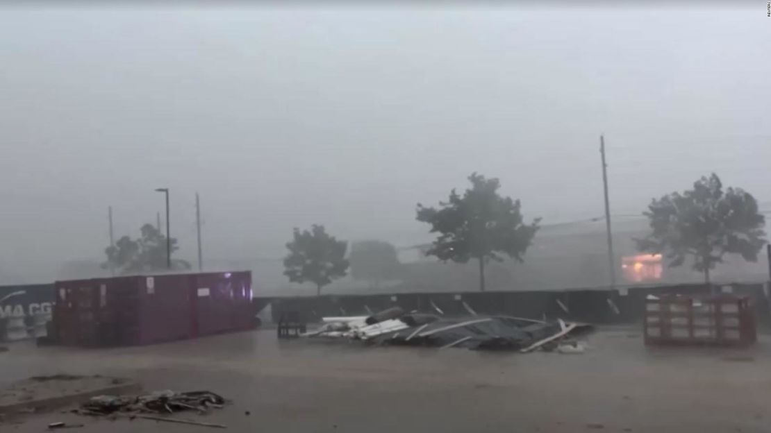 CNNE 1693101 - tormentas con vientos huracanados dejan multiples muertos en houston