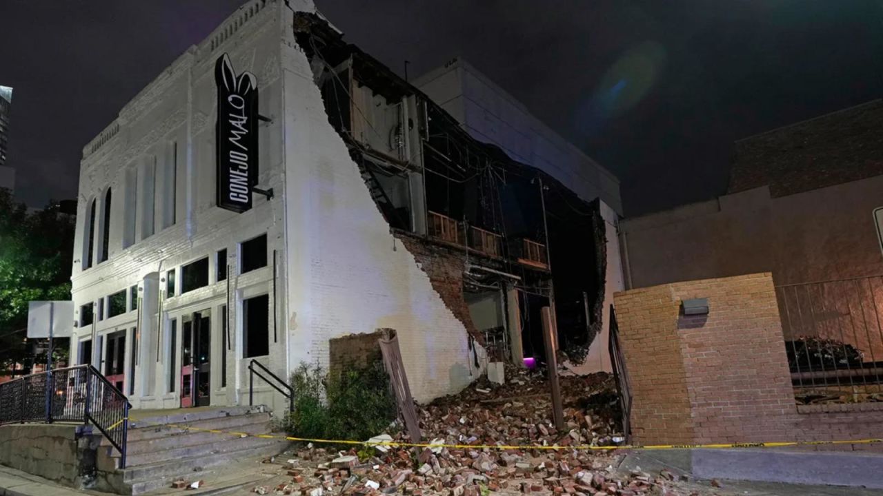 CNNE 1693112 - video muestra destruccion de edificios por tormentas en houston, texas