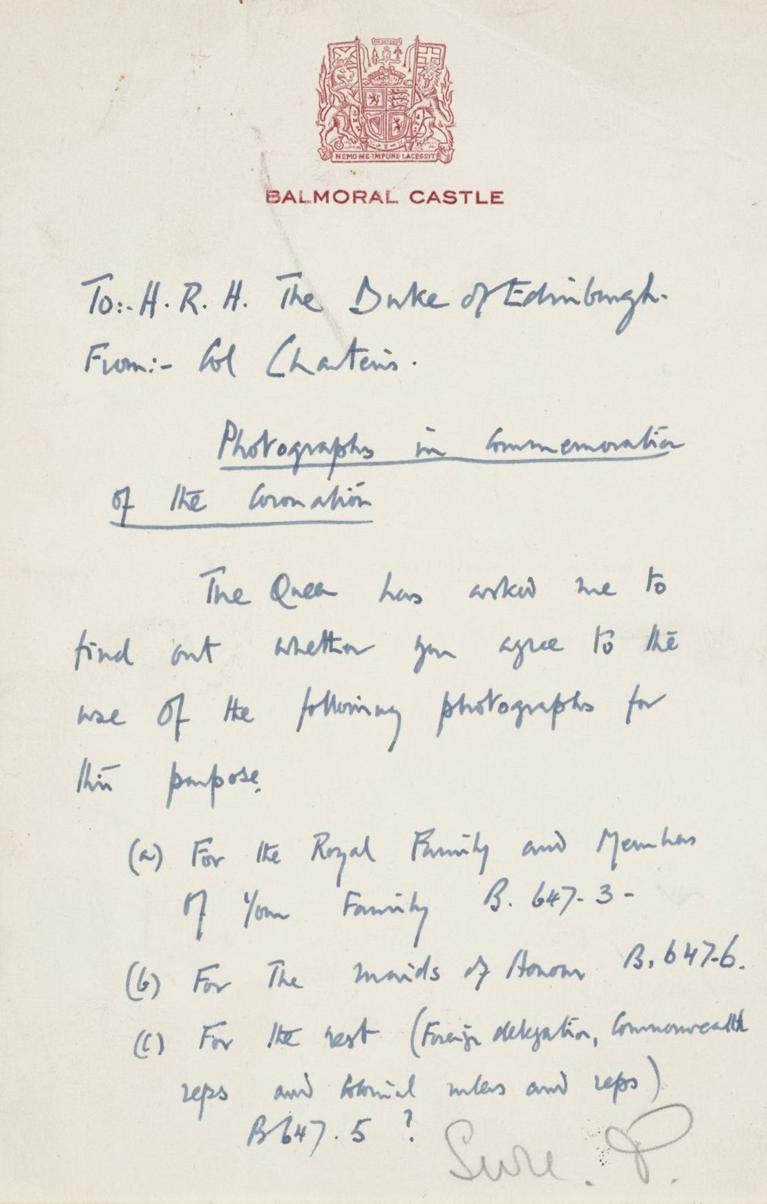 Nota manuscrita sobre el uso de algunas fotografías de la coronación, 1953, que figura en la exposición junto a la hoja de contactos anterior. Crédito: Royal Collection Trust