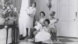 La princesa Margarita pidió a su marido fotógrafo que capturara esta imagen de cuatro madres reales y sus bebés como recuerdo para el obstetra real que asistió el parto de los bebés con dos meses de diferencia en 1964. Crédito: Snowdon/Royal Collection Trust