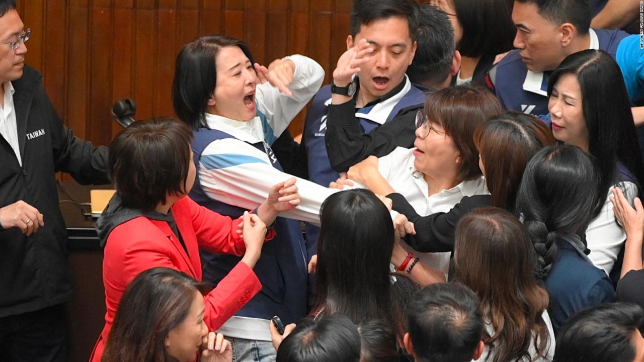 CNNE 1693162 - asi fue la pelea en el parlamento de taiwan