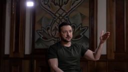 El presidente ucraniano Volodymyr Zelensky habla durante una entrevista con AFP en la Oficina Presidencial en Kyiv, el 17 de mayo de 2024.