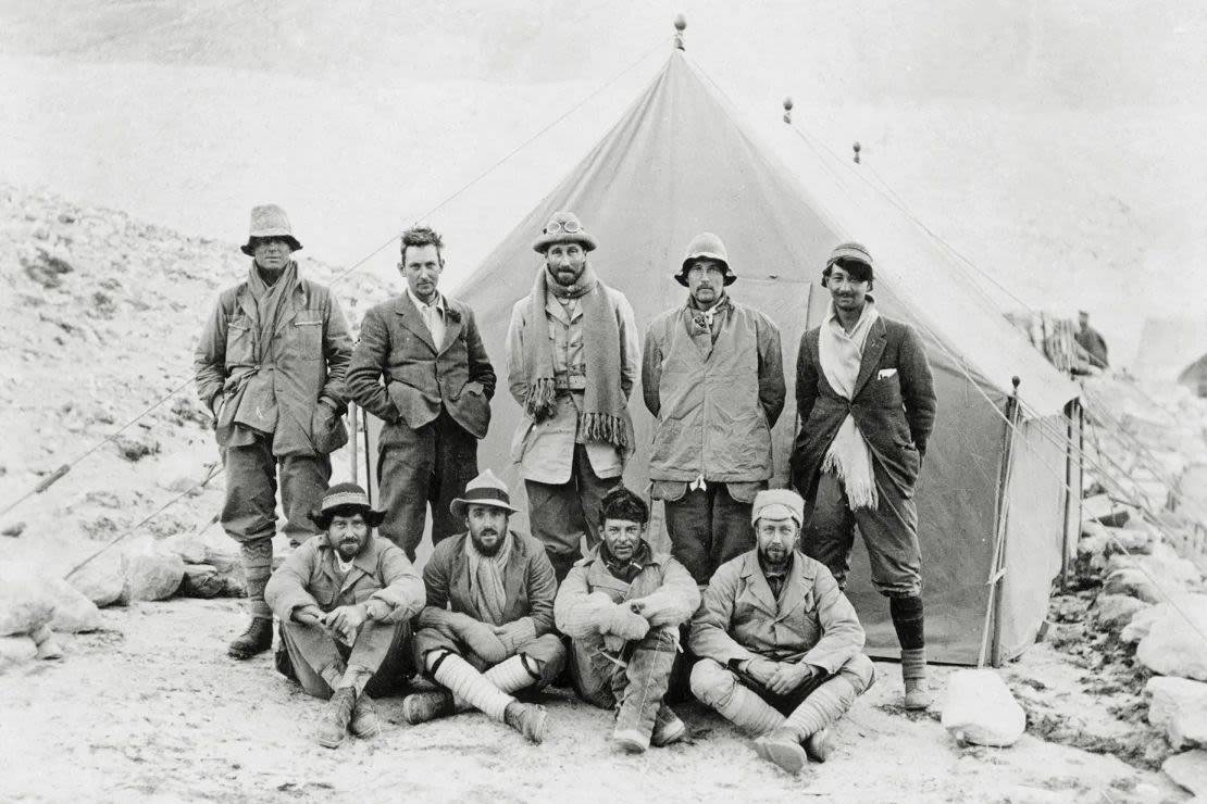 La expedición de 1924, que incluía a Irvine y Mallory (arriba a la izquierda), pretendía ser la primera ascensión documentada de la montaña.