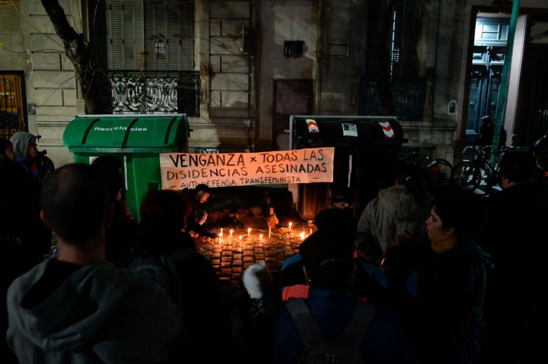 Convocatoria en el lugar en el que cuatro mujeres lesbianas fueron asesinadas, en Barracas, Buenos Aires, Argentina