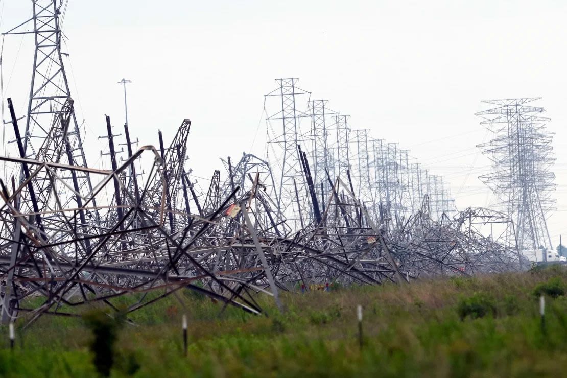 Líneas eléctricas caídas tras una fuerte tormenta en Cypress, Texas, cerca de Houston, el viernes.