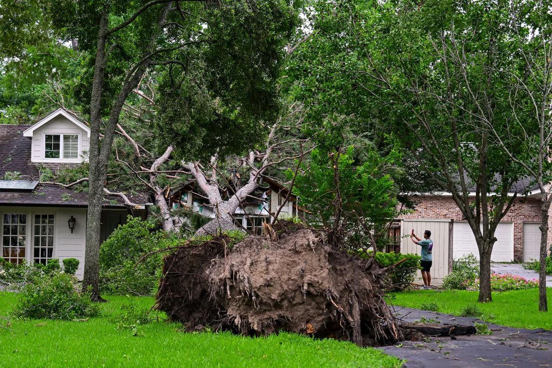 Un árbol caído daña una casa después de que fuertes vientos y lluvias azotaran la región en Houston, Texas, el viernes.