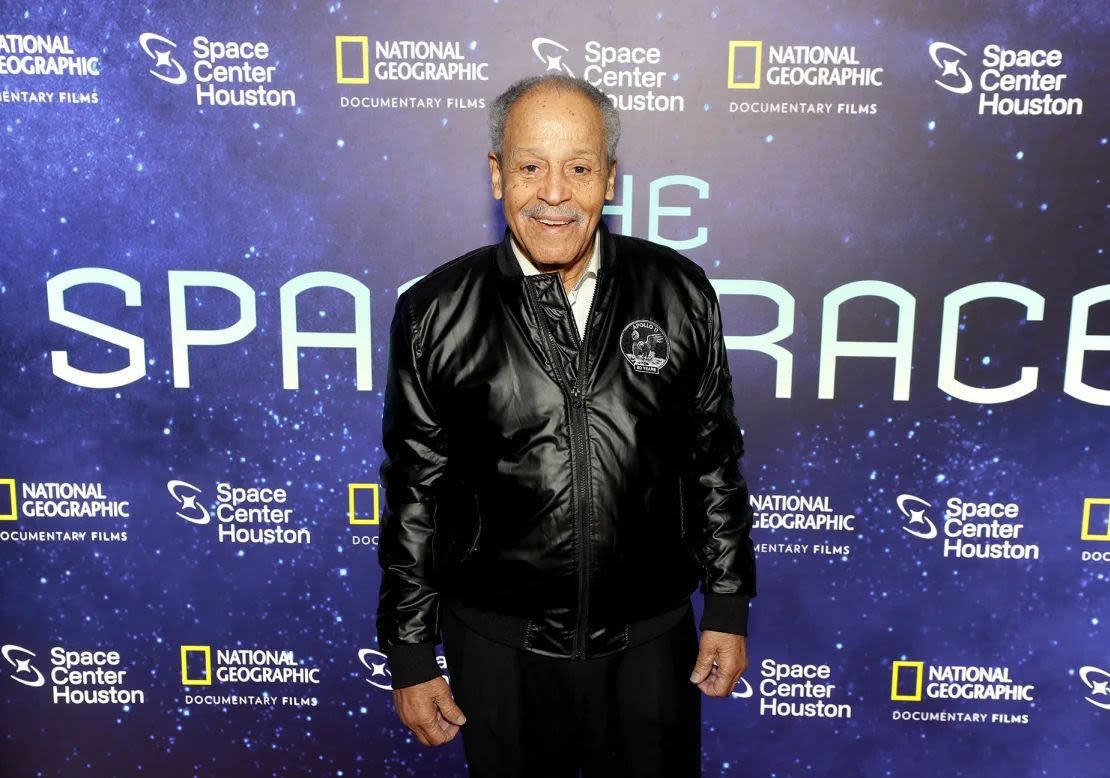 Ed Dwight asiste a la proyección del documental "The Space Race" en enero en Houston. A sus 90 años, Dwight se dirige al espacio más de 60 años después de que el presidente John F. Kennedy lo seleccionara como el primer candidato a astronauta negro del país.