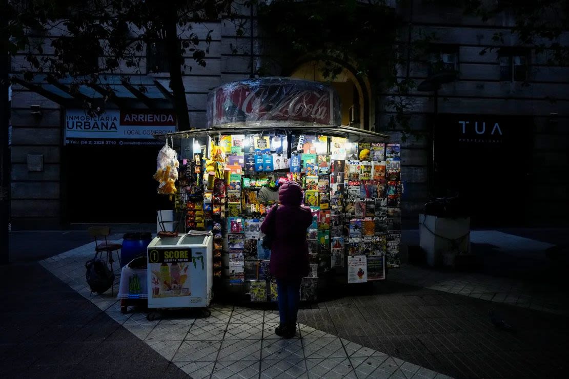 Un cliente con una chaqueta acolchada se para frente a un quiosco en Santiago, Chile, el viernes 17 de mayo de 2024.