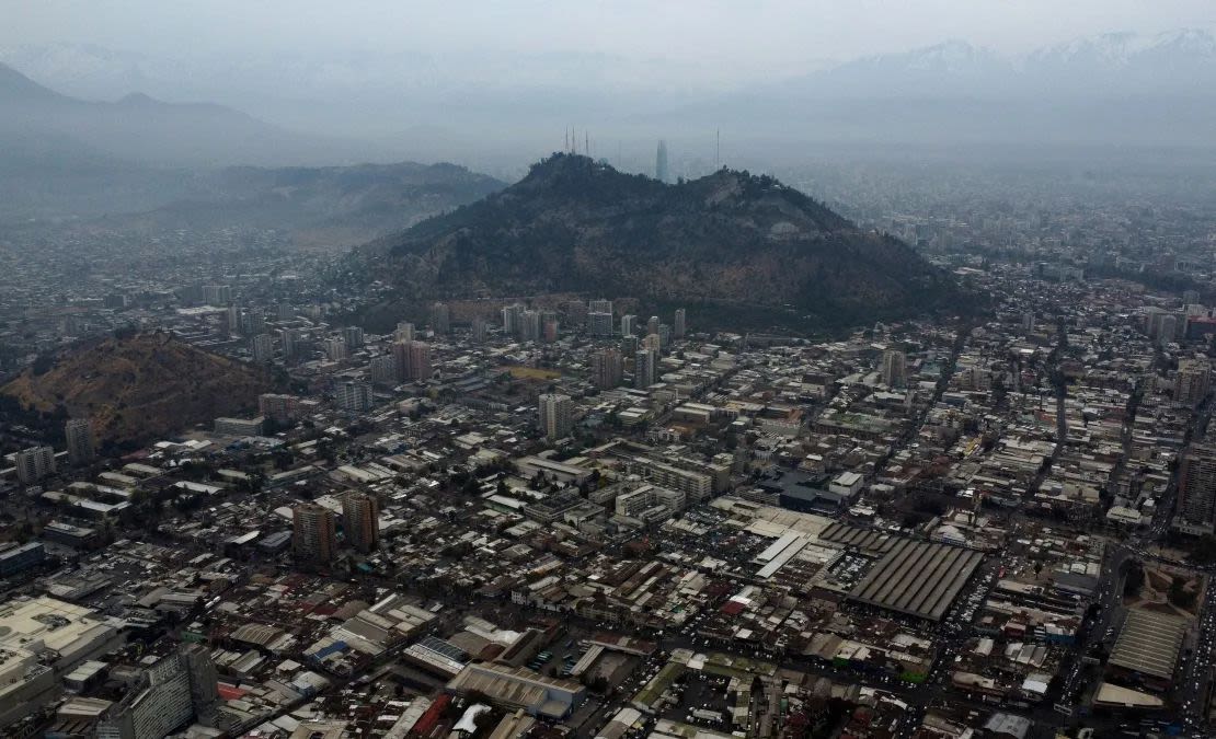 Una vista desde un dron muestra el cerro San Cristóbal durante una temporada de bajas temperaturas en Santiago, Chile, el 15 de mayo de 2024.