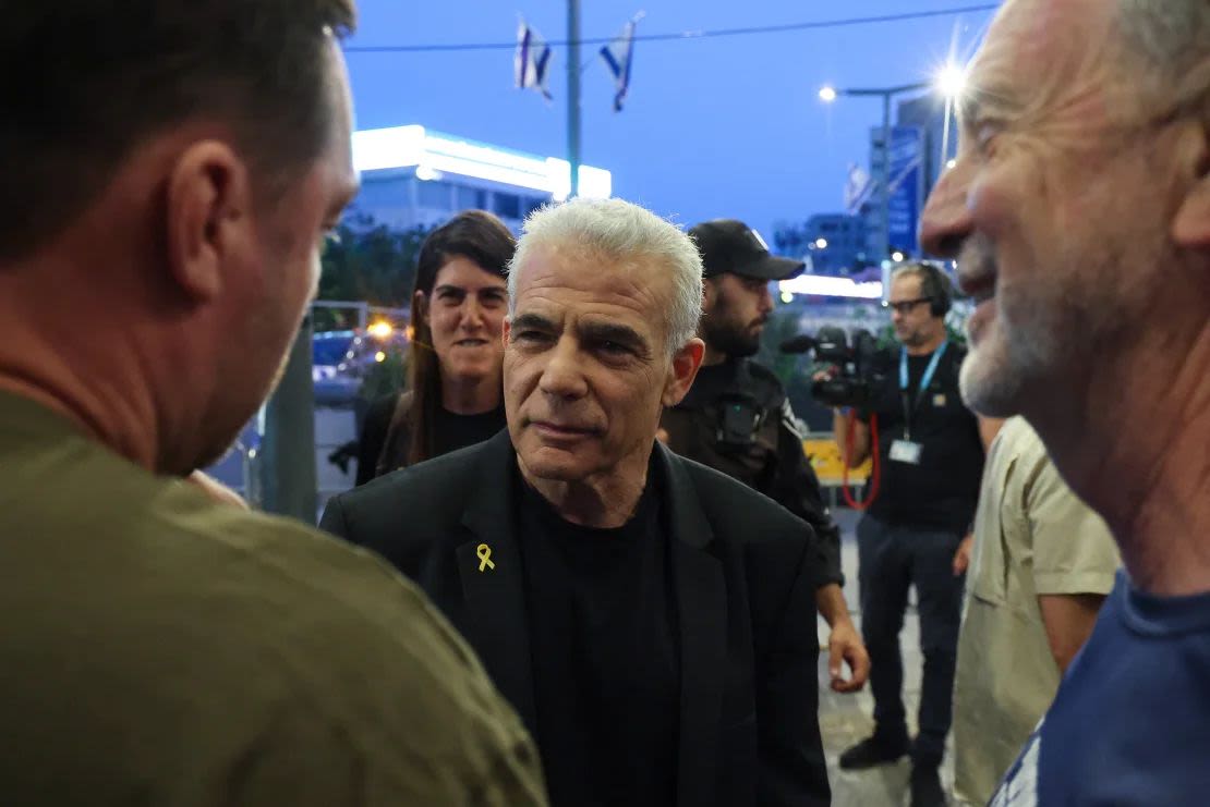 El líder de la oposición israelí Yair Lapid asiste a una manifestación antigubernamental en Tel Aviv el 18 de mayo de 2024.