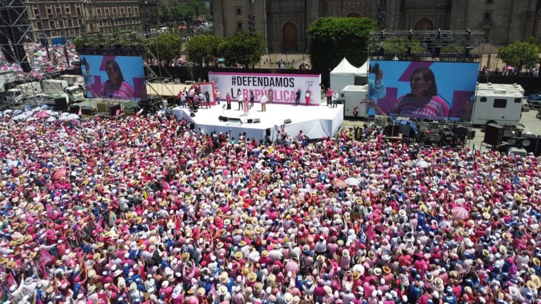 Vista aérea de partidarios de la candidata presidencial opositora Xóchitl Gálvez, del partido de coalición Fuerza y Corazón por México, asistiendo a un mitin político en la Plaza del Zócalo antes de las elecciones nacionales en la Ciudad de México el 19 de mayo de 2024.