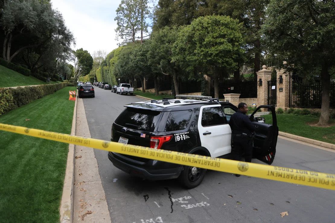 Coches de policía se ven detrás de la cinta de precaución frente a la casa del productor y músico estadounidense Sean "Diddy" Combs en Los Ángeles el 25 de marzo de 2024.