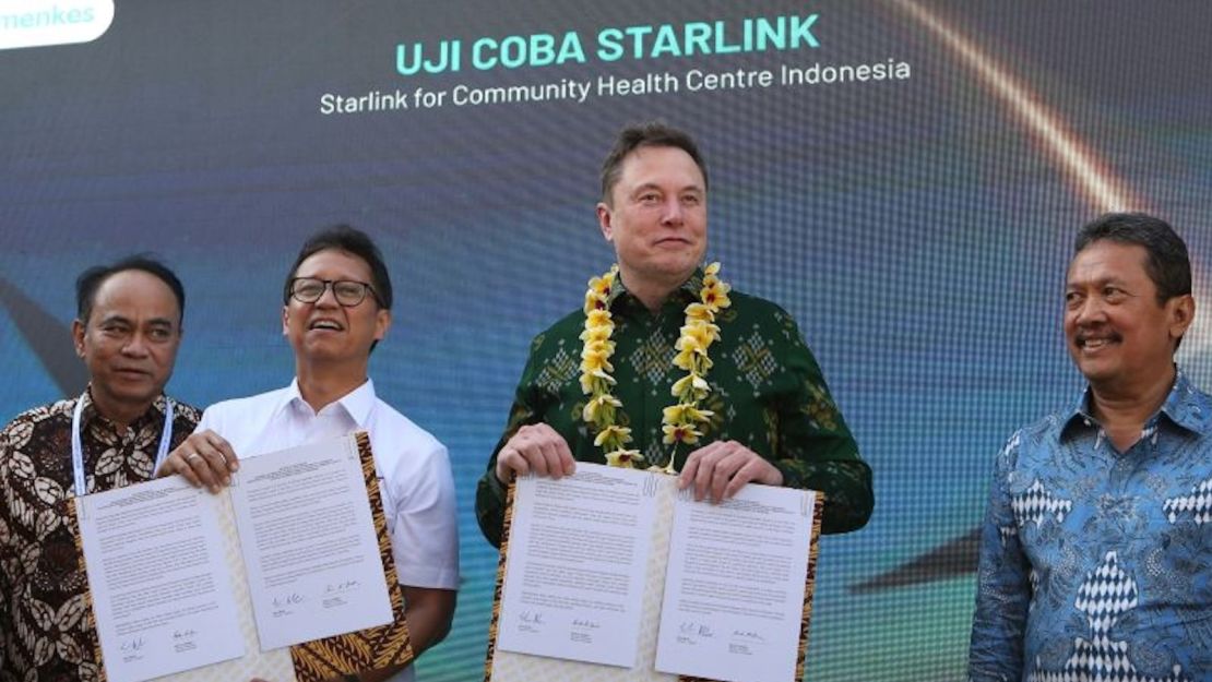 El ministro de Sanidad de Indonesia, Budi Gunadi Sadikin, segundo por la izquierda, y Elon Musk, segundo por la derecha, firman un acuerdo para mejorar la conectividad en un centro de salud pública en Denpasar, Bali, Indonesia, el 19 de mayo de 2024.