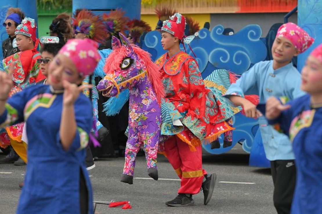 Artistas participan en un desfile tras la ceremonia de investidura del presidente de Taiwán, Lai Ching-te, y el vicepresidente, Hsiao Bi-khim, en Taipei, el 20 de mayo.