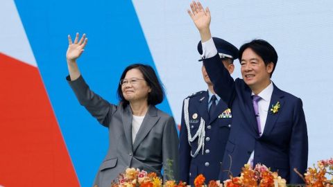 La expresidente de Taiwán Tsai Ing-wen y el nuevo presidente Lai Ching-te saludan durante la ceremonia de investidura de Lai en Taipei el 20 de mayo.