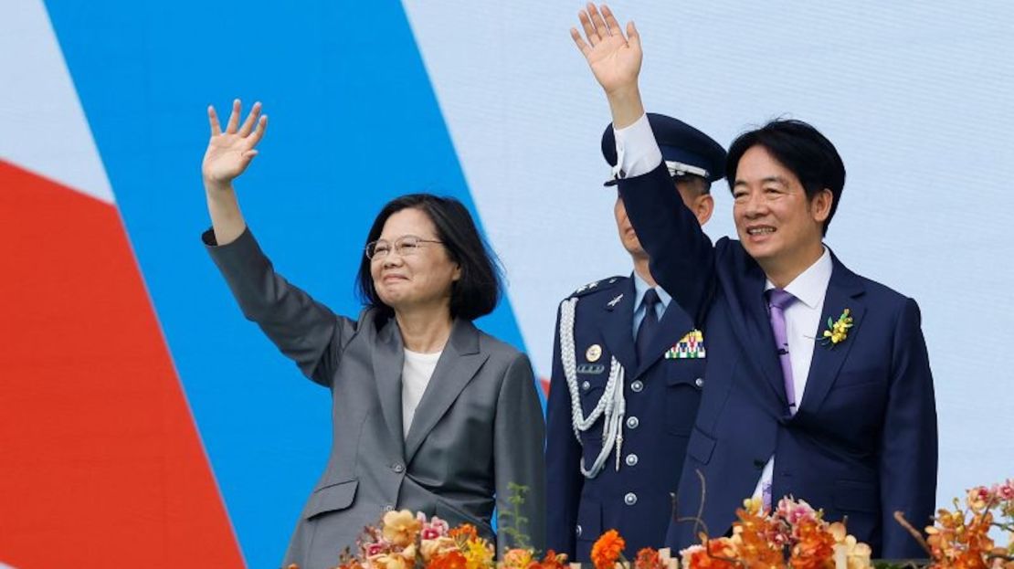 La expresidente de Taiwán Tsai Ing-wen y el nuevo presidente Lai Ching-te saludan durante la ceremonia de investidura de Lai en Taipei el 20 de mayo.