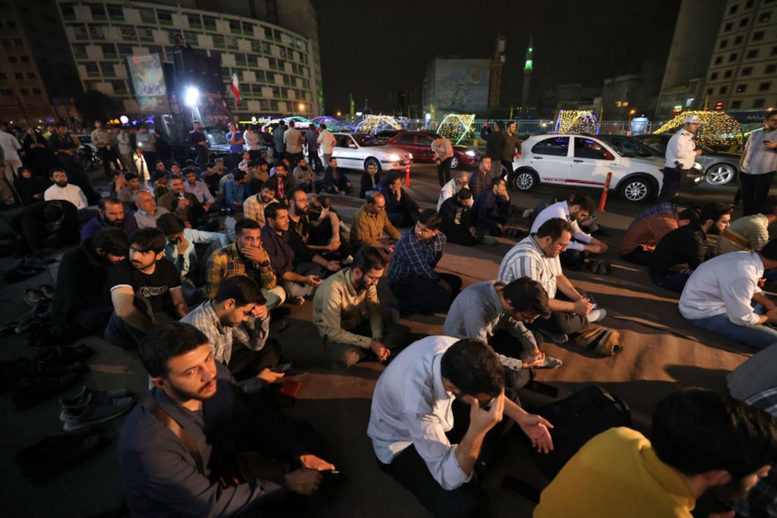 Así rezaban varios iraníes por el presidente Ebrahim Raisi y el ministro de Exteriores Hossein Amir-Abdollahian en la plaza Valiasr, en el centro de Teherán, el 19 de mayo de 2024.