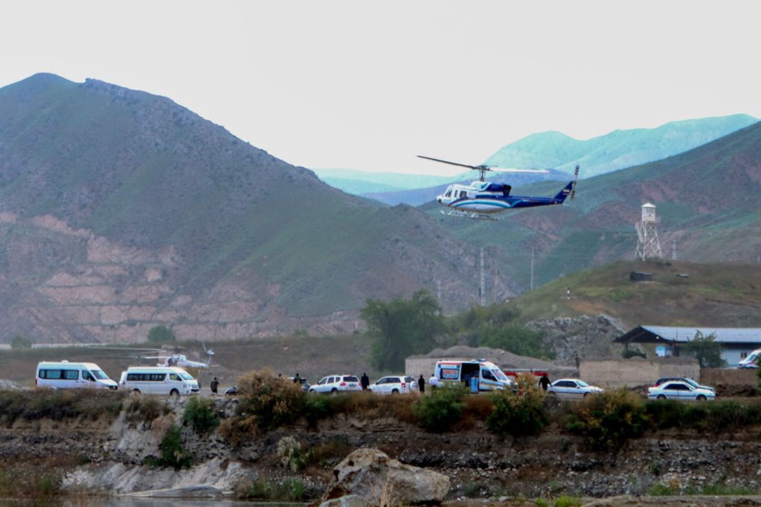 En esta foto facilitada por la Agencia de Noticias de la República Islámica IRNA el 19 de mayo de 2024, se muestra el helicóptero que transporta al presidente de Irán, Ebrahim Raisi, despegando en la frontera iraní con Azerbaiyán tras la inauguración de la presa de Qiz Qalasi, en Aras.