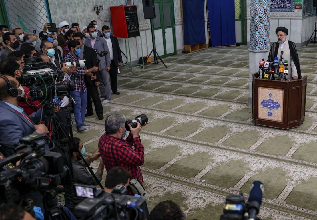 El clérigo ultraconservador y candidato presidencial iraní Ebrahim Raisi da una rueda de prensa tras votar en las elecciones presidenciales, en un colegio electoral de la capital, Teherán, el 18 de junio de 2021.