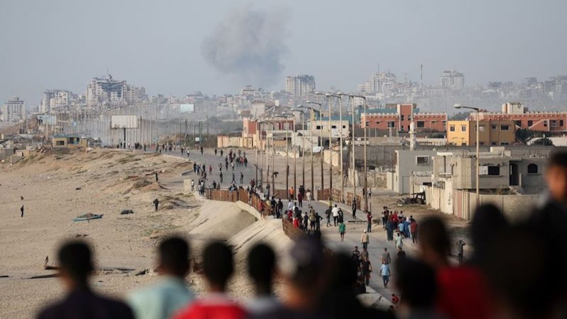 El humo se eleva tras un ataque aéreo israelí, en medio del actual conflicto entre Israel y Hamas, visto desde el centro de la Franja de Gaza el 18 de mayo.