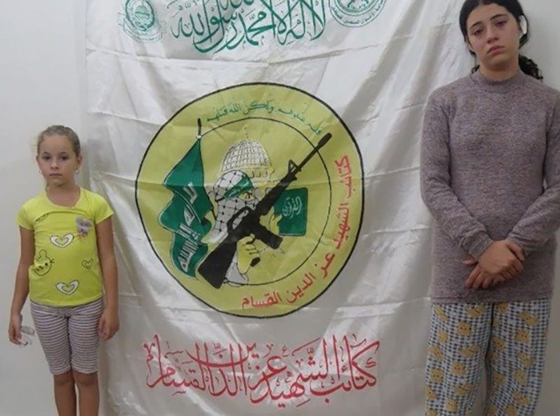 Las FDI publicaron una imagen en la que se ve a las hermanas Ela y Dafna Elyakim, que anteriormente fueron rehenes de Hamas, delante de una bandera con el logotipo de Hamas.