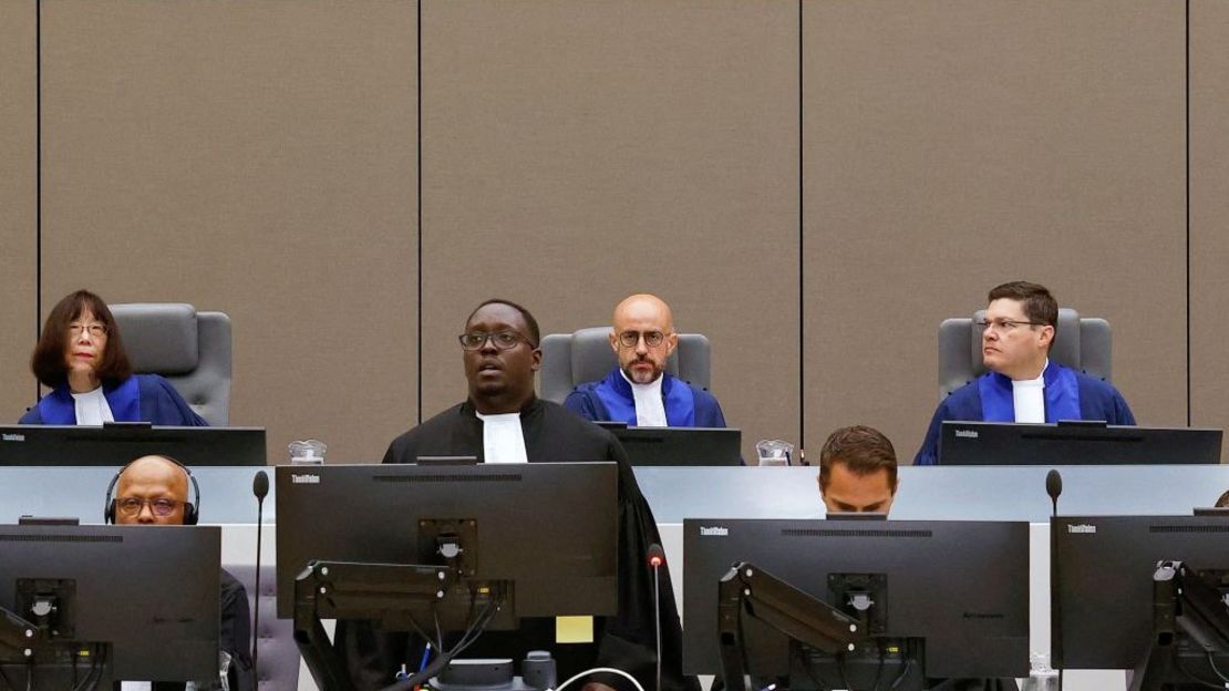 Los jueces Rosario Salvatore Aitala, Tomoko Akane y Sergio Gerardo Ugalde Godinez sentados durante una sesión de la Corte Penal Internacional el 22 de agosto de 2023.